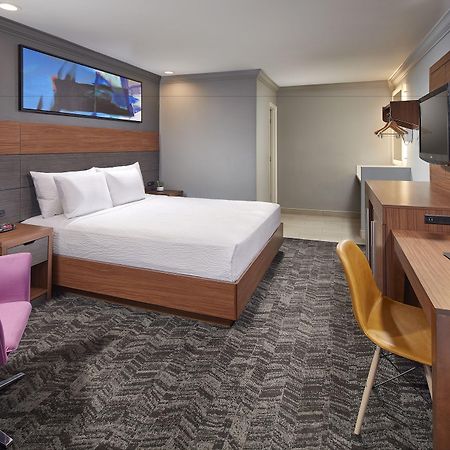 Studio Inn & Suites At Promenade Дауни Экстерьер фото