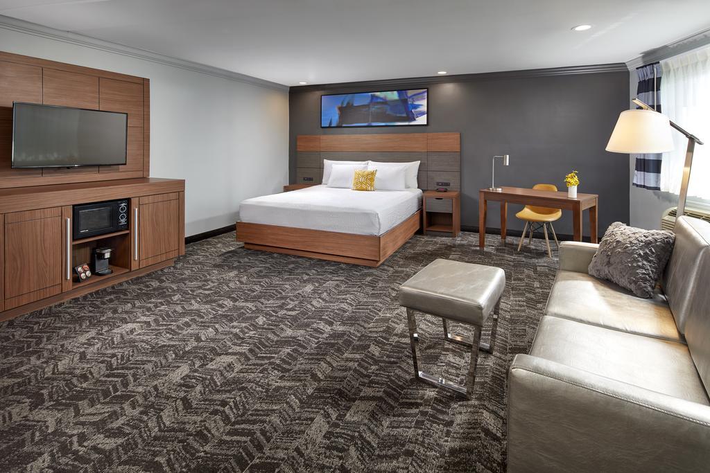Studio Inn & Suites At Promenade Дауни Экстерьер фото