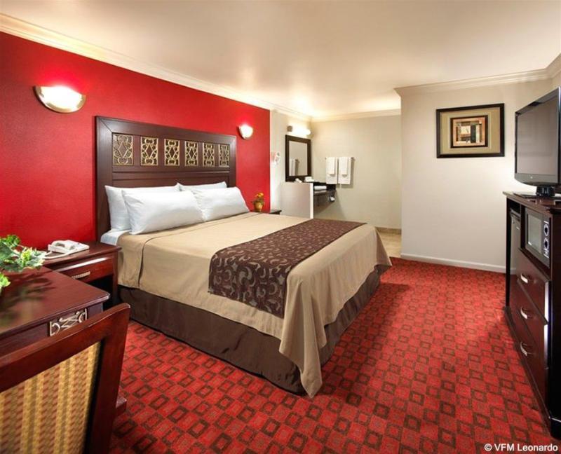 Studio Inn & Suites At Promenade Дауни Экстерьер фото